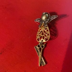 Angel pin with scissors and comb